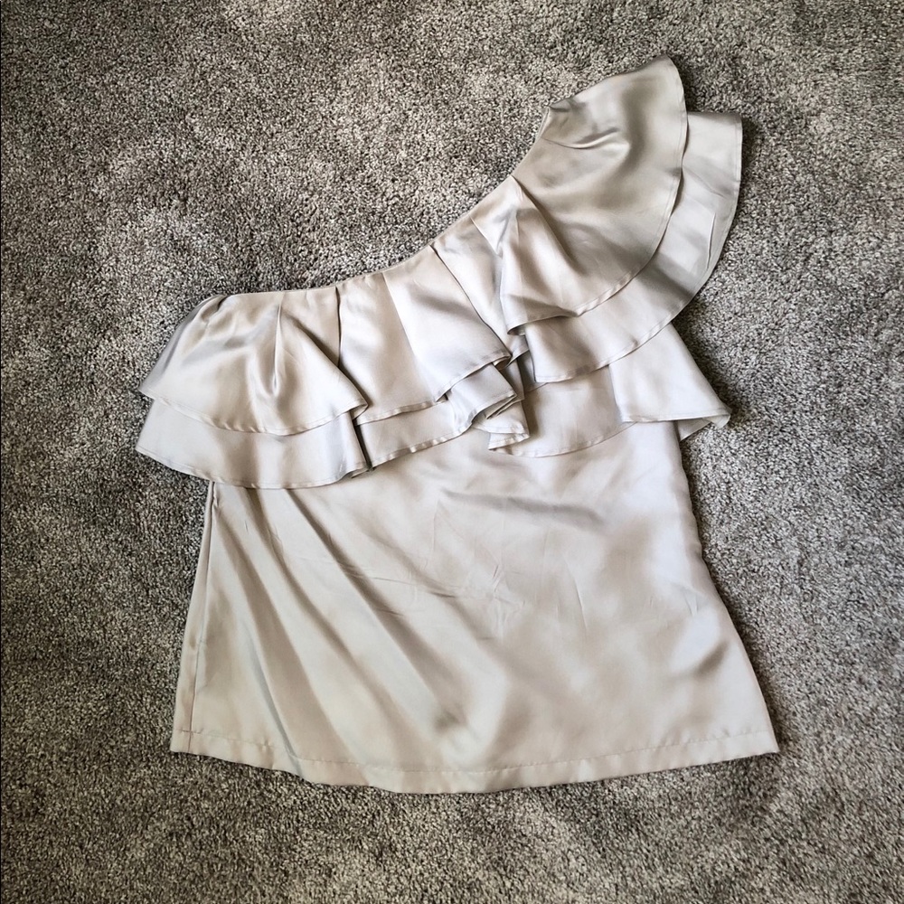 Off-the shoulder ruffle top